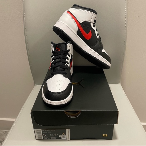 2021 Nike Air Jordan 1 Mid 'Chile Red' Size 5Y or 6.5 Women - Picture 3 of 10